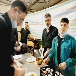 گزارش تصویری از حال و هوای خادمی در موکب آيت الله بهاری(ره) مستقر در ورودی شهر بهار