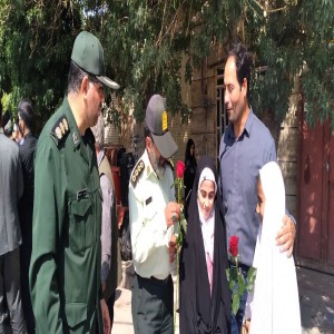 تقدیم شاخه گل به نیروهای نظامی و انتظامی از طرف مردم بهار برای ابراز حمایت و محبت