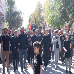 پیاده روی جاماندگان اربعین در شهر بهار