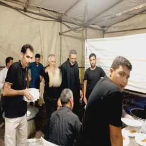 گزارش تصویری از حال و هوای خادمی در موکب آيت الله بهاری(ره) مستقر در ورودی شهر بهار