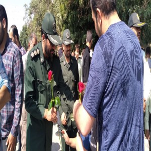 تقدیم شاخه گل به نیروهای نظامی و انتظامی از طرف مردم بهار برای ابراز حمایت و محبت